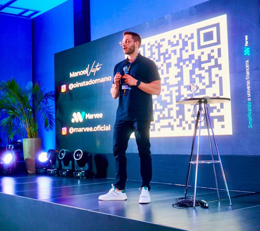 Manoel Victor apresentando no palco